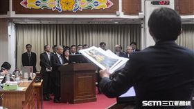 時代力量立委黃國昌於財政委員會質詢慶富獵雷艦案相關案情。 圖／記者林敬旻攝