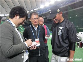 ▲王柏融在東京期間幾乎天天接受日本媒體訪問。（圖／記者蕭保祥攝）