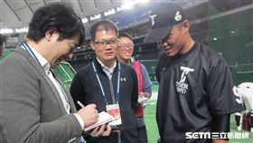 ▲王柏融在東京期間幾乎天天接受日本媒體訪問。（圖／記者蕭保祥攝）