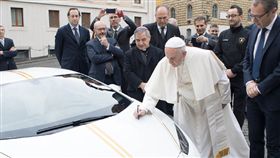 教宗,方濟各,藍寶堅尼,梵諦岡,跑車
https://www.lamborghini.com/en-en/news/automobili-lamborghini-donates-a-huracan-to-pope-francis-for-charity?utm_source=twitter&utm_medium=social&utm_campaign=TW_papa_2017_11_15