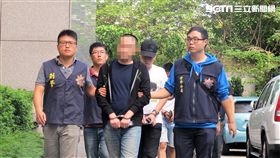四海幫海強堂洪姓大哥，涉嫌帶領30多名旗下小弟，與中華統一促進黨成員結合，共組「中華四海同心會」，守在桃園機場入境大廳抗議，警方循線逮獲洪嫌等6人，訊後依妨害自由、傷害及恐嚇取財等罪移送法辦（翻攝畫面）