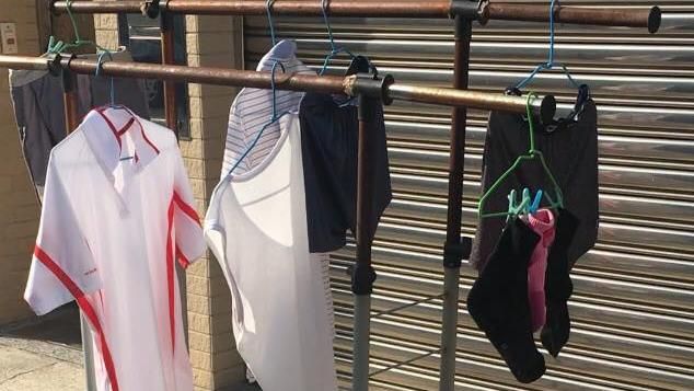 把衣服推到她家門口曬　惡鄰讓人怒了