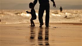 老人 小孩
https://www.flickr.com/photos/ajari/3616344205/in/photolist-6vyH9a-ohkh2b-krrzGn-ND83E-pKWeh4-WnS8rF-Curwec-em5A1-527RkV-VTR1bo-i8S8X-VennYY-8Hg5U4-h1314u-8wHtYv-VQfaeq-nfQVMp-qMChvT-8vBVVr-qvn4