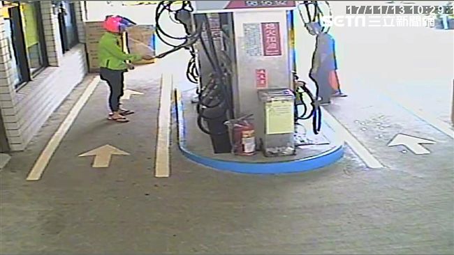 專挑身障加油員換錢　屁孩持偽鈔遭逮