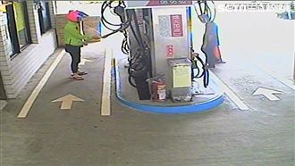 專挑身障加油員換錢　屁孩持偽鈔遭逮