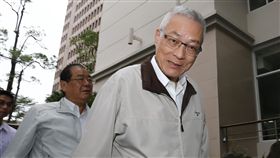 吳敦義聲援軍公教警消勞反年改行動（1）國民黨主席吳敦義（右）14日上午前往聲援軍公教警消勞反年改行動。中央社記者郭日曉攝  106年11月14日