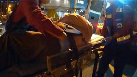 台南一名公車駕駛突然心臟病發，警民合作及時將她救回一命。（圖／翻攝畫面）