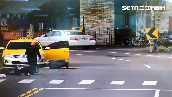 運將撞倒機車　又誤打R檔擊倒自己