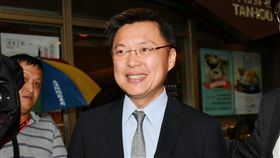 高雄市長意願參選人互相致意民進黨選舉對策委員會12日在中央黨部，邀集有意願參選縣市首長者，進行徵詢和討論，有意參選高雄市長的立委陳其邁（右起）、趙天麟會後下樓氣氛融洽。中央社記者施宗暉攝　106年10月12日