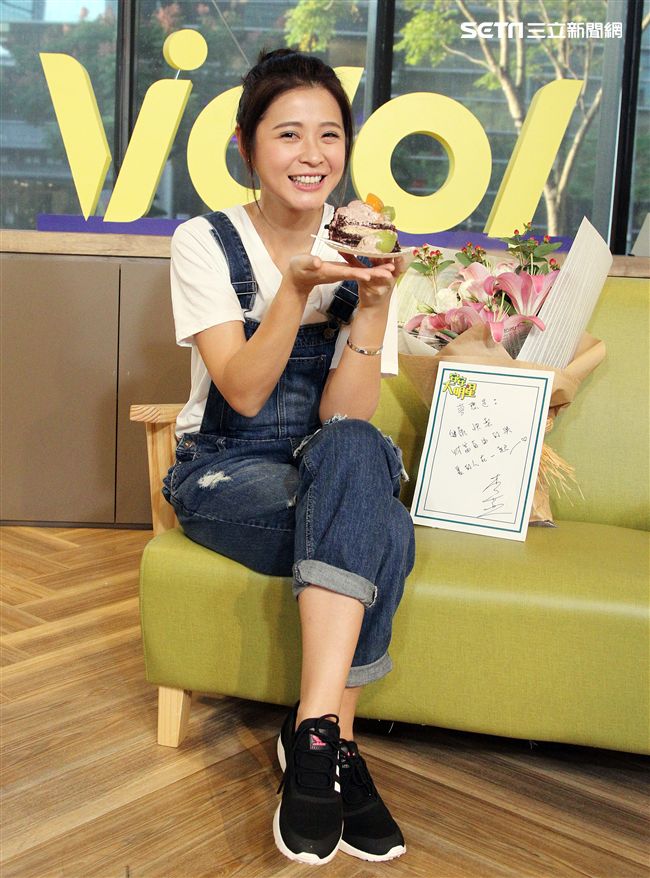 李燕上安安大明星直播提前過生日。（記者邱榮吉/攝影）