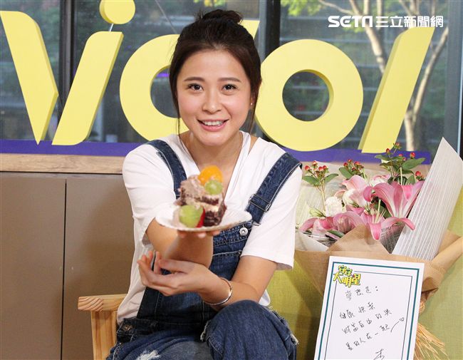 李燕上安安大明星直播提前過生日。（記者邱榮吉/攝影）