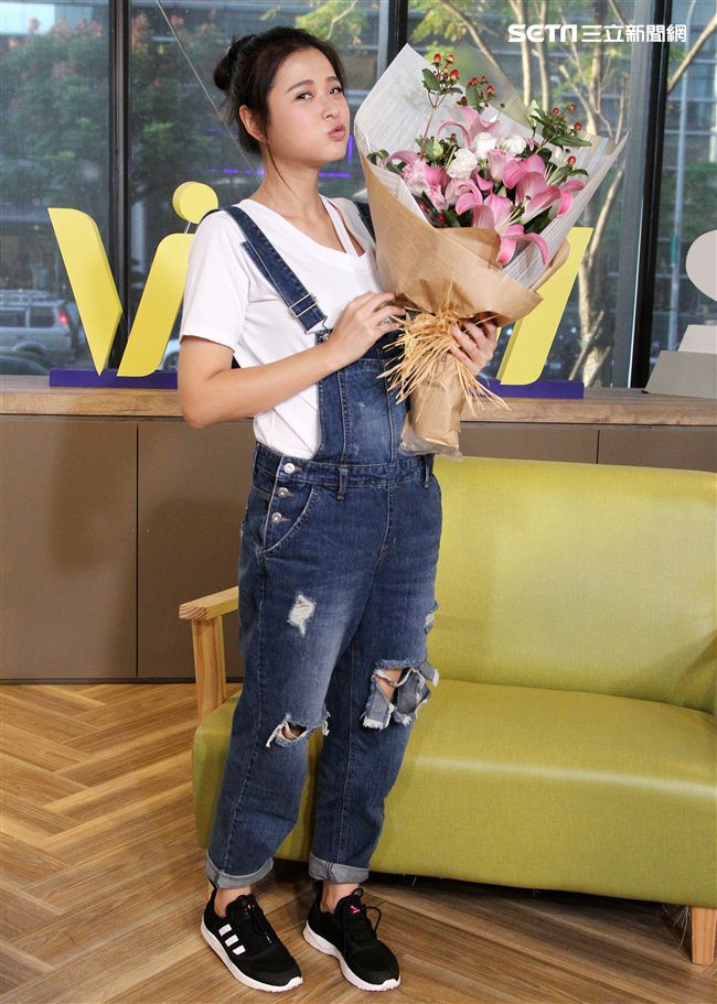 李燕上安安大明星直播提前過生日。（記者邱榮吉/攝影）