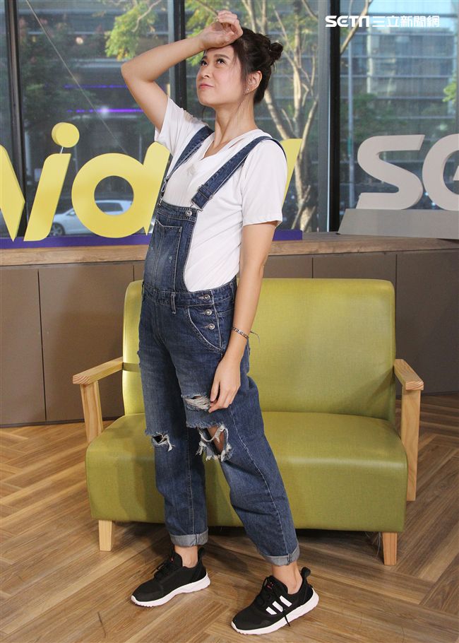 李燕上安安大明星直播提前過生日。（記者邱榮吉/攝影）