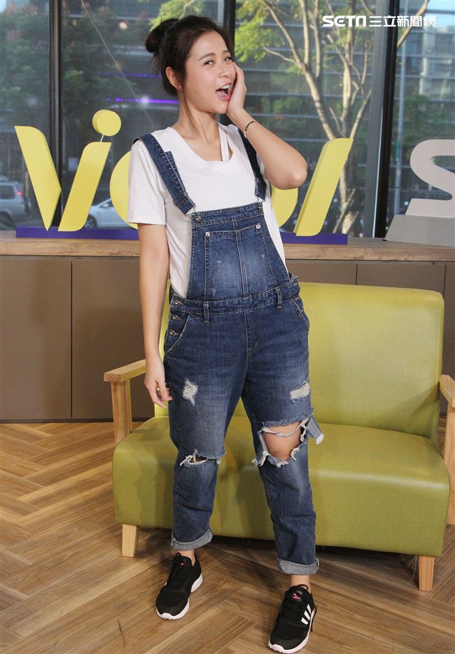 李燕上安安大明星直播提前過生日。（記者邱榮吉/攝影）