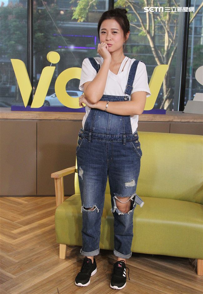 李燕上安安大明星直播提前過生日。（記者邱榮吉/攝影）