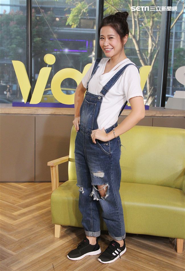 李燕上安安大明星直播提前過生日。（記者邱榮吉/攝影）