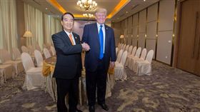  亞太經合會（APEC）會議順利落幕，照片的話題在台灣掀起論戰，總統蔡英文則在推特貼出宋楚瑜、川普合照，對此世新大學新聞傳播學院院長游梓翔表示，「說到話了照片照了所以呢？台灣不該只是粉絲。」（圖／翻攝自蔡英文推特）