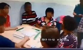 高雄警方破獲一起職業賭場，賭客多半為婆婆媽媽。（圖／翻攝畫面）