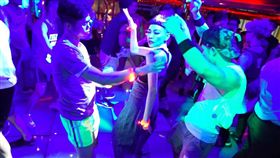 彩虹郵輪遭批不實　業者：不限族群報名歌詩達郵輪鎖定同志族群，推出號稱全台首艘「彩虹主題郵輪」（圖），但媒體報導，許多旅客登船後發現年齡層落差太大，批廣告不實；歌詩達郵輪則回應，活動訴求是希望傳播愛和平權，本來就沒有限制旅客性別、年齡。（歌詩達郵輪提供）中央社記者陳葦庭傳真　106年11月16日