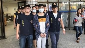 竹聯幫信堂溫姓男子，以檳榔攤做為掩護，私下則販售軍火牟利，買家議價後不願買單，溫男同夥還會要對方去買防彈衣，警方喬裝成機車行師傅，趁機攻入檳榔攤逮人，訊後依槍砲罪送辦（翻攝畫面）