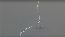 閃電擊中客機(https://www.youtube.com/watch?v=i-LCORFB860)
