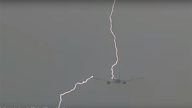 閃電擊中客機　從機頭「劈」到機翼！