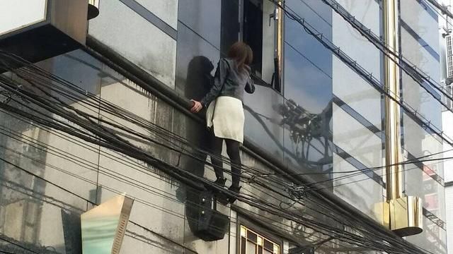 愛情賓館樓上　竟有妙齡女躲窗邊偷看