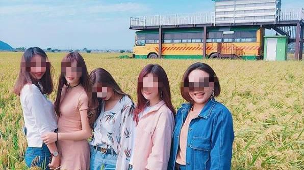 燦笑拍美照　腳下踩的卻是農民的心血