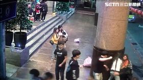 西門町星聚點KTV再傳鬥毆，一對情侶在大門口吵架，潘男等人誤以為被辱罵，結果演變成4人對11人的大亂鬥，警方到場後將15人帶回偵辦，訊後依社維法移送法辦（翻攝畫面）