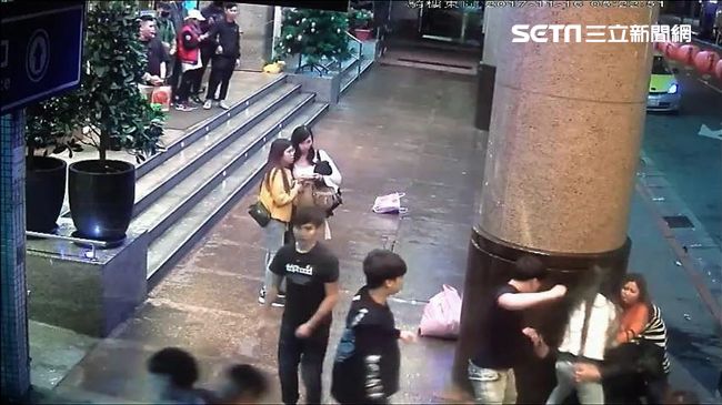 星聚點大亂鬥　女「跳跳虎」猛踩男