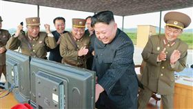 中國辦大事　金正恩軍事行動刷存在感除了南海爭議外，金正恩（左2）掌權後的北韓同樣令中國頭痛不已。北韓更在過去幾個月內，頻頻選在中國「辦大事」時透過軍事行動「刷存在感」。（共同社資料照片）中央社　106年10月12日
