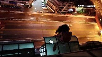 工作不順借酒澆愁　醉女失足卡18樓