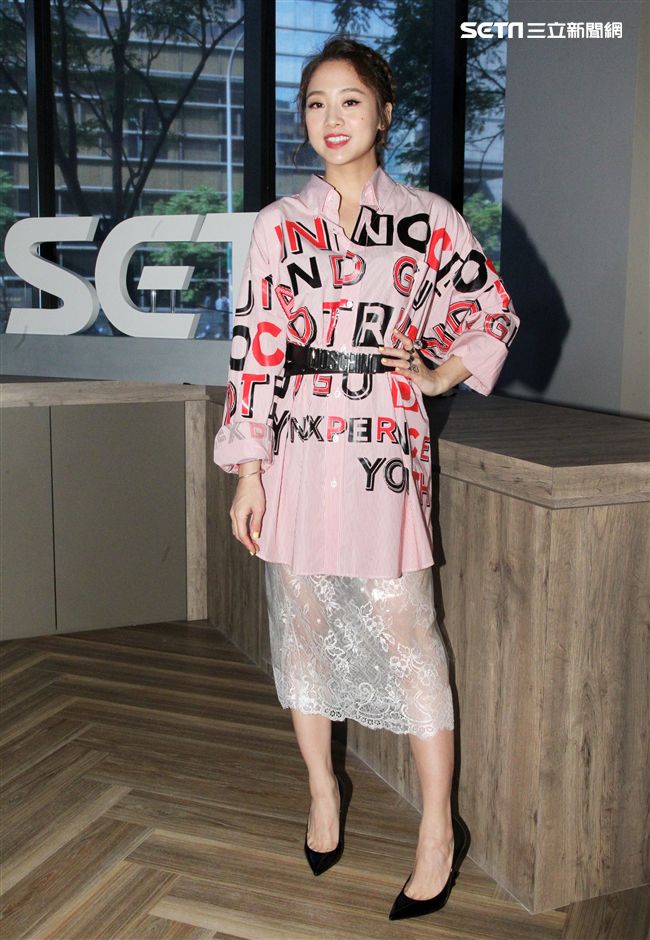 鬼鬼（吳映潔）上安安大明星直播，宣傳新專輯並暢談她工作酸、甜、苦、辣過程。（記者邱榮吉/攝影）