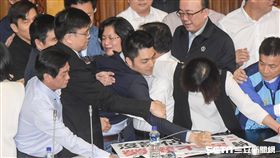 國民黨立委佔領主席台反對一例一休詐騙勞工，與民進黨立委發生推擠，立委蔣萬安遭到架離 圖／記者林敬旻攝