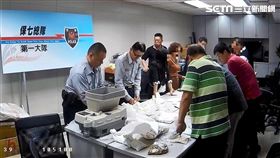 陸籍鄭女帶2名自由行陸客前往台灣銀行兌幣，卻被行員鑑定出全是偽幣，金額高達19萬7599元，警方還在背包搜出3800張1元美金，警方訊後將3人依行使偽造貨幣罪送辦（翻攝畫面）