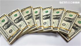 陸籍鄭女帶2名自由行陸客前往台灣銀行兌幣，卻被行員鑑定出全是偽幣，金額高達19萬7599元，警方還在背包搜出3800張1元美金，警方訊後將3人依行使偽造貨幣罪送辦（翻攝畫面）