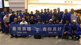 ▲熱情球迷帶著「台灣英雄」旗幟前往機場為中華男足接機。（圖／中華足協提供）