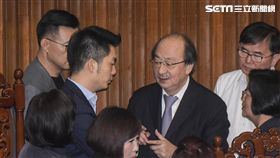 國民黨立委佔領主席台反對一例一休詐騙勞工，立委蔣萬安與柯建銘溝通後不歡而散 圖／記者林敬旻攝