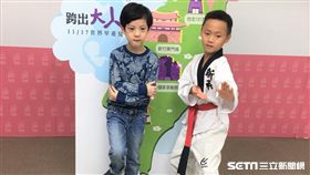 小豆（右）與廷恩（左）出生都是極低出生體重早產兒，透過持續不斷配合追蹤檢查，體能已明顯改善。（圖／國健署提供）