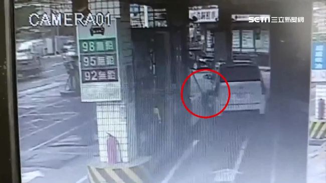 糊塗駕駛加油恍神　車插油槍開回家