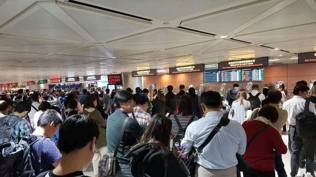 桃園機場證照查驗系統當機　旅客塞爆