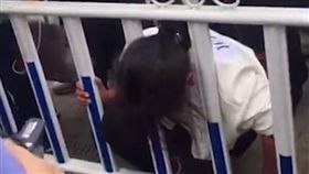 翻跟斗,浙江,溫州,龍港鎮,人民路,過馬路,大陸,翻身,穿越馬路,馬路,欄杆　圖／翻攝自澎湃新聞影片