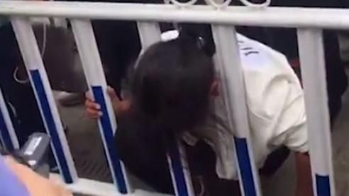 女子離奇頭卡欄杆！讓網友笑到肚子痛