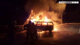 國5雪隧火燒車！駕駛驚險逃出車外　北上車道一度全封閉
（圖／翻攝畫面）