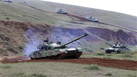 共軍改革　新劃五大戰區自今年初起，共軍進行俗稱「脖子以下」的整改，把大陸新劃分為東、西、南、北、中5個戰區；軍種除了原有的海軍、陸軍、空軍外，還加上火箭軍和戰略支援部隊。圖為共軍7月中旬在朱日和作戰的演習情況。（中新社提供）中央社　106年10月4日