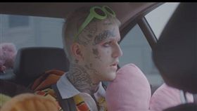 以感性、抑鬱歌詞贏得網路上一票死忠歌迷的美國饒舌歌手Lil Peep，昨日晚間被發現死於巡迴巴士上，疑似服用過量抗焦慮藥物致死，得年21歲。（圖／翻攝自YouTube《Lil Peep》）