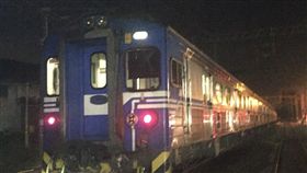 女子闖台鐵軌道遭撞　送醫搶救仍不治 圖／翻攝畫面