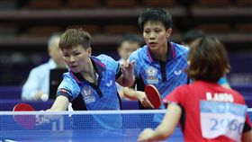 世大運桌球　鄭怡靜陳思羽女雙8強止步2017台北世界大學運動會桌球女雙8強賽27日在新莊體育館進行，中華隊女雙鄭怡靜（後右）與陳思羽（後左）不敵日本對手，8強止步。中央社記者張新偉攝　106年8月27日