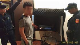 梁男承租豪宅作為假檢警詐騙機房，透過線上遊戲吸收青少年，擔任話務人員詐騙大陸民眾，短短3個多月便得手數百萬元人民幣，刑事局循線搗破該詐騙集團，全案訊後將梁男等8人依組織犯罪及詐欺等罪移送法辦。