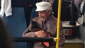 老人與貓　圖／翻攝自twitter @pozitifvideolar